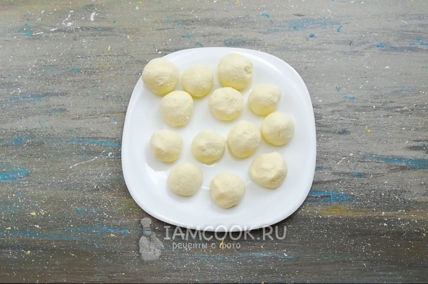 Лепим ленивые вареники из творога