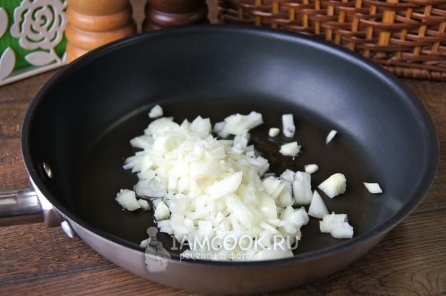 Обжаривание лука на сковороде