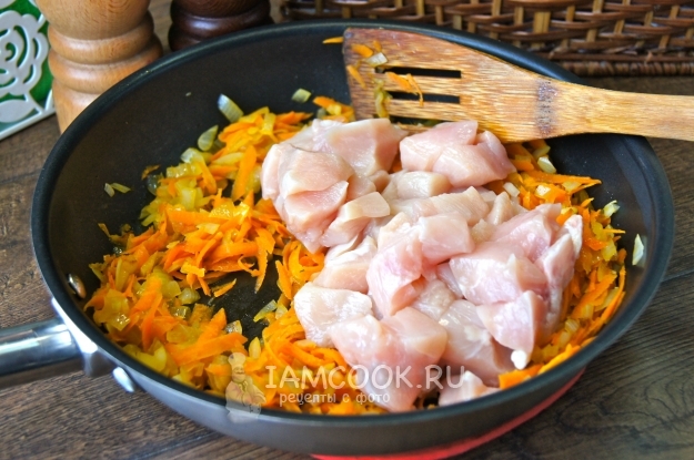 Обжариваем курицу с морковью
