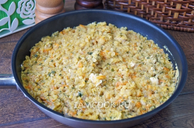 Чечевица с курицей на сковороде