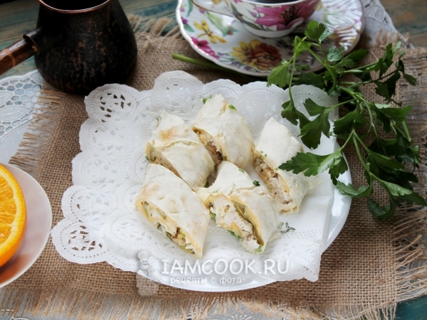Рулет из лаваша с курицей и сыром, рецепт с фото