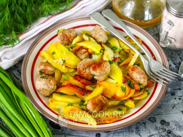 Жареный картофель с фрикадельками, рецепт с фото