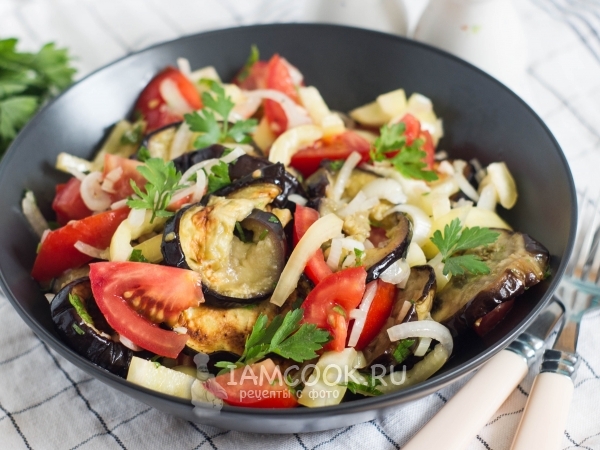 Салат с помидорами, перцем и запеченным баклажаном, рецепт с фото