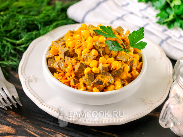 Салат из свиной печени с кукурузой, морковью и луком, рецепт с фото