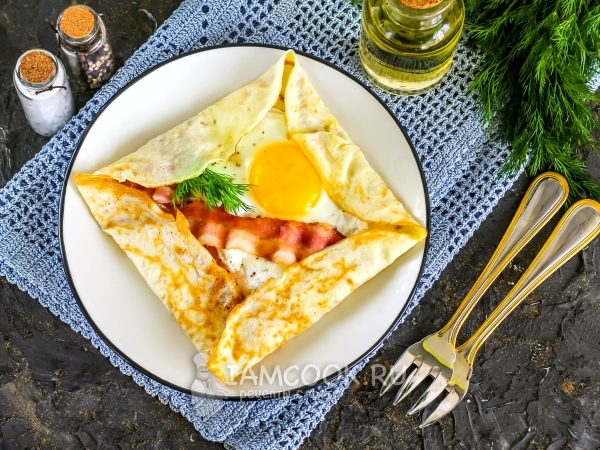 Блин-галета с яичницей и беконом, рецепт с фото