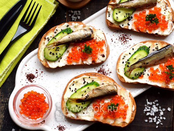 Бутерброды с красной икрой и шпротами, рецепт с фото