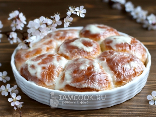 Булочки с черной смородиной в сметанной заливке, рецепт с фото