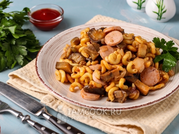 Макароны с сосисками и баклажанами в томатном соусе, рецепт с фото