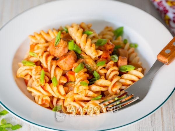 Макароны с сосисками в овощной подливе, рецепт с фото