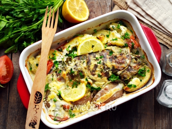 Карась, запеченный с овощами в сметане, рецепт с фото