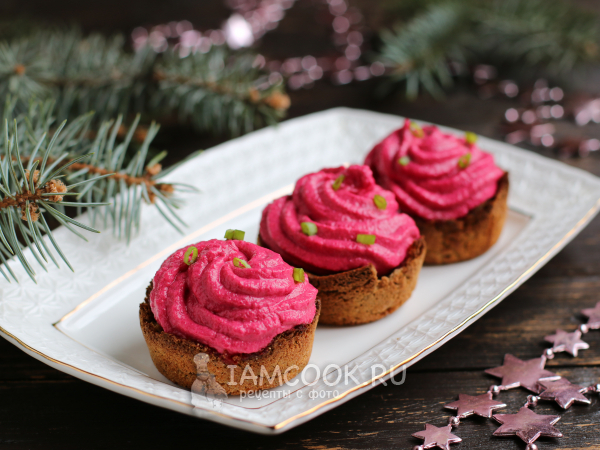 Канапе «Селедочка под свекольным муссом», рецепт с фото