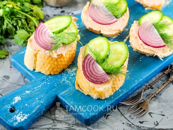 Бутерброды с икрой трески и огурцом, рецепт с фото