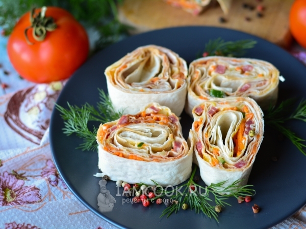 Рулеты из лаваша с корейской морковкой и копченой колбасой, рецепт с фото