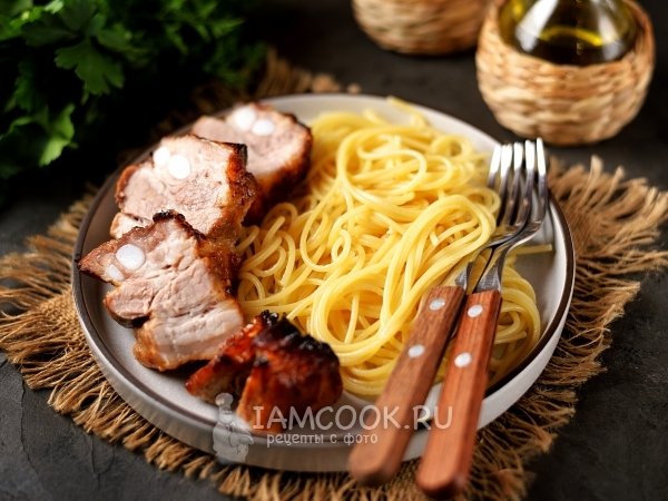 Свиные ребрышки в томатном соусе в духовке, рецепт с фото