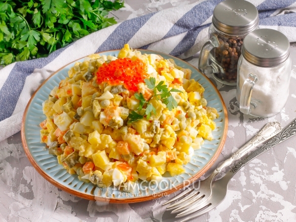 «Оливье» с креветками и красной икрой, рецепт с фото