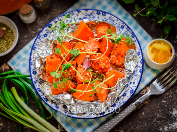 Тыква в фольге в духовке с травами и чесноком, рецепт с фото