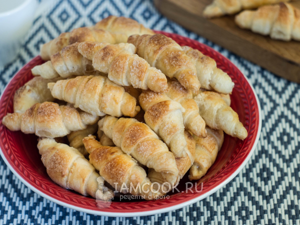 Рогалики из слоеного теста с сахаром и корицей, рецепт с фото