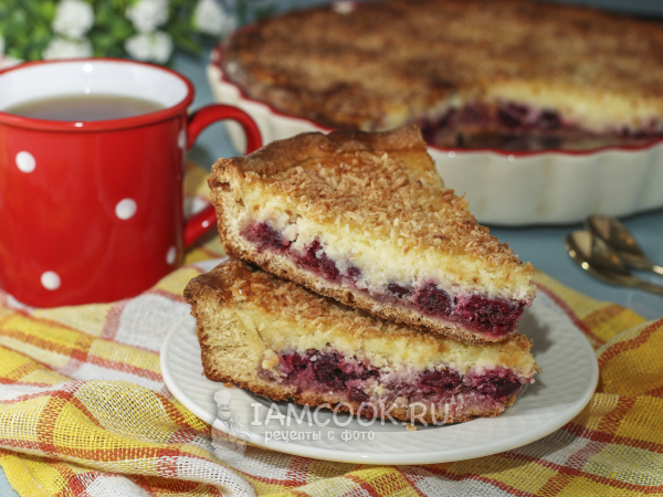 Дрожжевой пирог с вишней, творогом и кокосовой стружкой, рецепт с фото