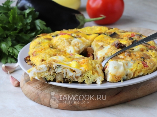 Омлет с баклажанами и помидорами на сковороде, рецепт с фото
