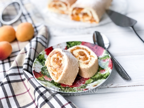 Меренговый рулет со сливками и абрикосом, рецепт с фото