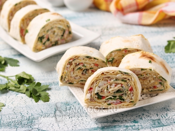 Рулет из лаваша с крабовыми палочками, яйцом и печенью трески, рецепт с фото