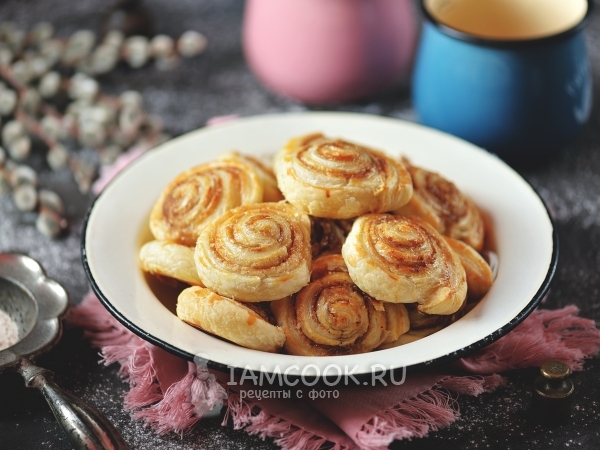 Улитки из слоеного теста с корицей, рецепт с фото