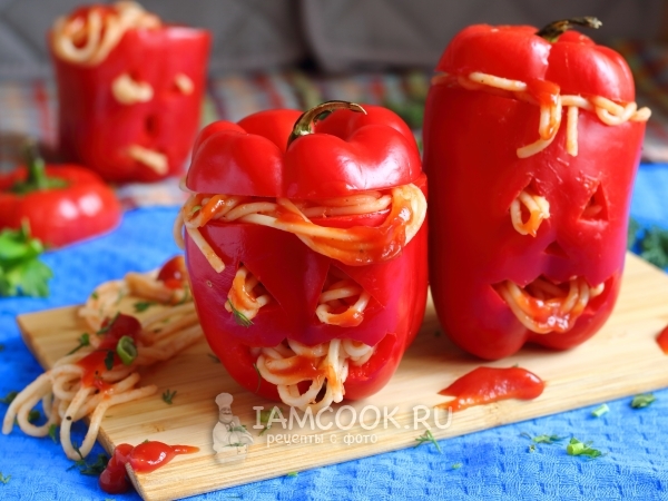 Перцы, фаршированные спагетти, на Хэллоуин, рецепт с фото