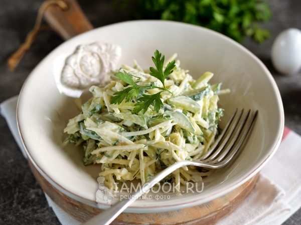 Салат из кольраби с яйцом и огурцом, рецепт с фото
