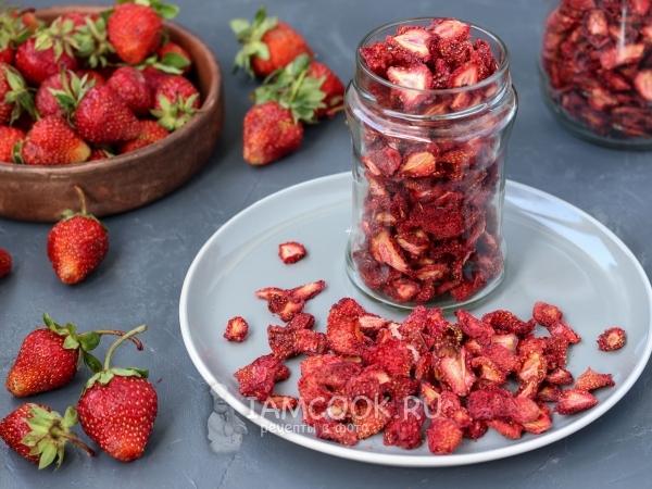 Чипсы из клубники в сушилке, рецепт с фото
