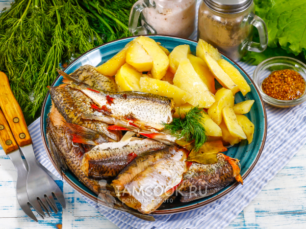 Плотва с картофелем в духовке, рецепт с фото