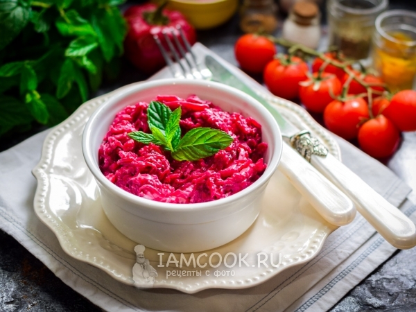 Салат из свеклы со сметаной и сыром, рецепт с фото