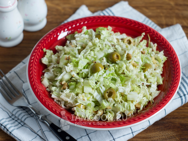 Зеленый салат с грецкими орехами, рецепт с фото