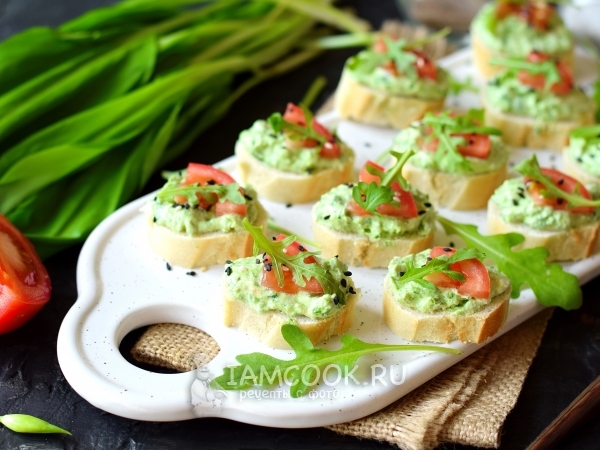 Бутерброды с черемшой, творогом и помидором, рецепт с фото