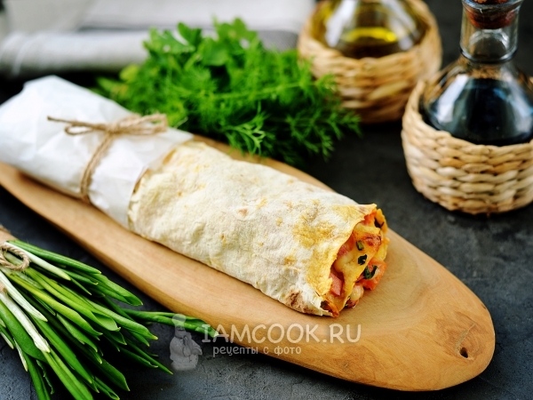 Рулет из лаваша с черемшой, сыром и сосисками в духовке, рецепт с фото