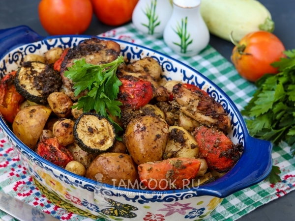 Куриные бёдра с кабачками и картошкой в духовке, рецепт с фото