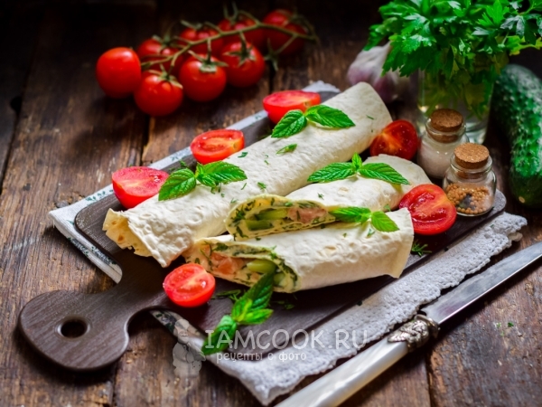 Рулет из лаваша, красной рыбы и плавленого сыра, рецепт с фото