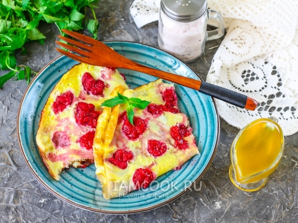 Сладкий омлет с малиной, рецепт с фото