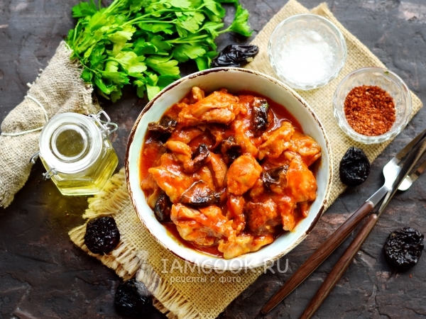 Курица с черносливом в томате, рецепт с фото