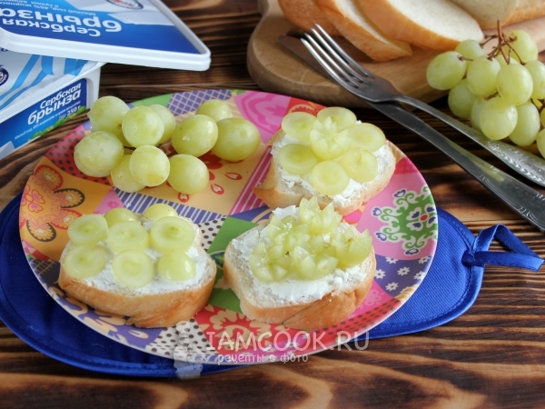Бутерброд с брынзой и виноградом, рецепт с фото