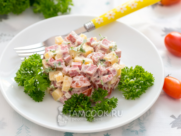 Салат с колбасой, сыром и помидорами, рецепт с фото