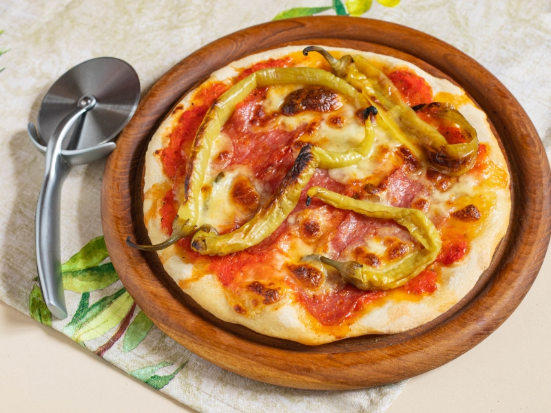 Пицца с перцем и колбасой, рецепт с фото