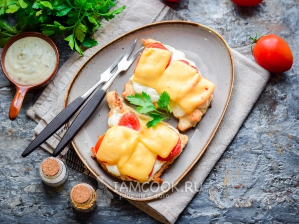 Отбивные из индейки с сыром и помидорами на сковороде, рецепт с фото