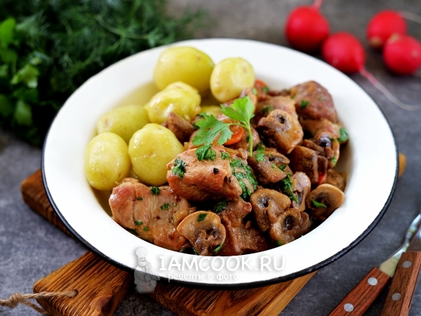 Жареная свиная шейка с луком и грибами, рецепт с фото