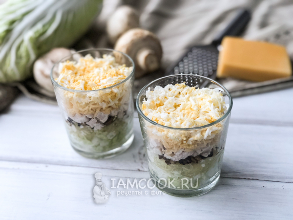 Слоеный салат с пекинской капустой и курицей, рецепт с фото