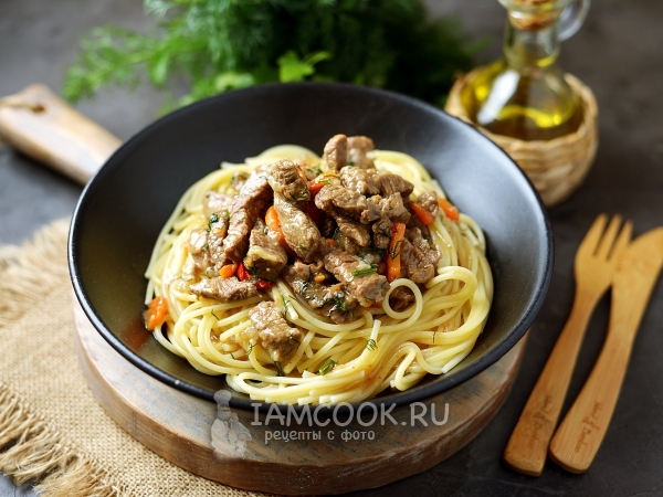 Тушеная говядина с луком и морковью, рецепт с фото