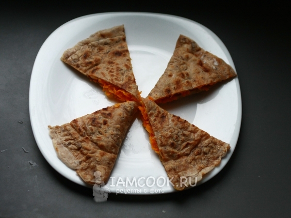 Блины из цельнозерновой муки с морковью и луком, рецепт с фото