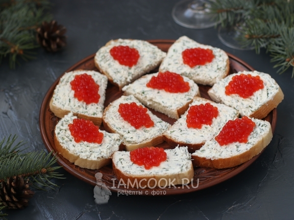 Бутерброды с красной икрой и сыром фета, рецепт с фото