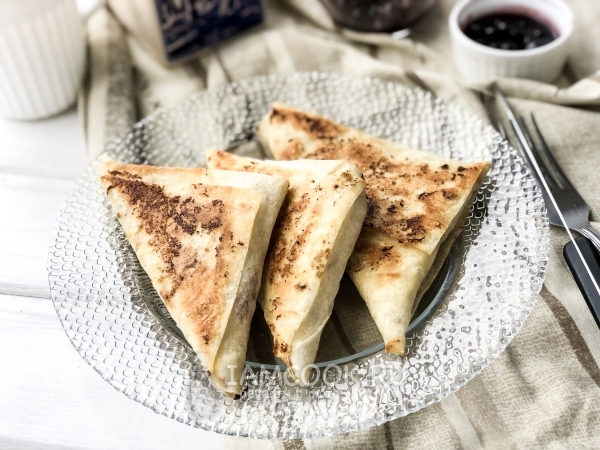 Треугольники из лаваша с творогом и ягодами, рецепт с фото