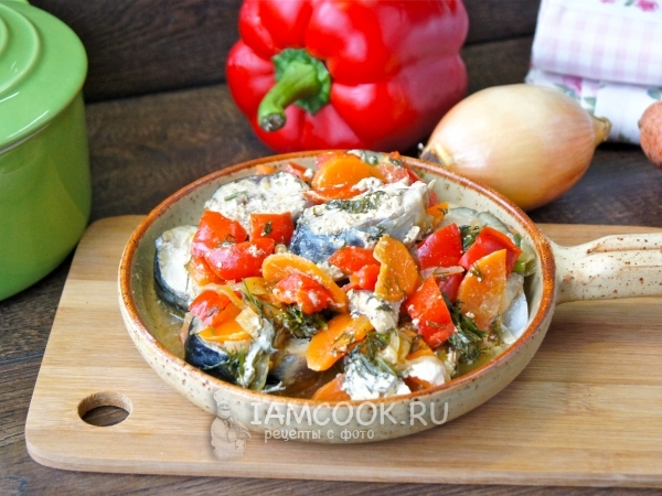Тушеная скумбрия с овощами, рецепт с фото