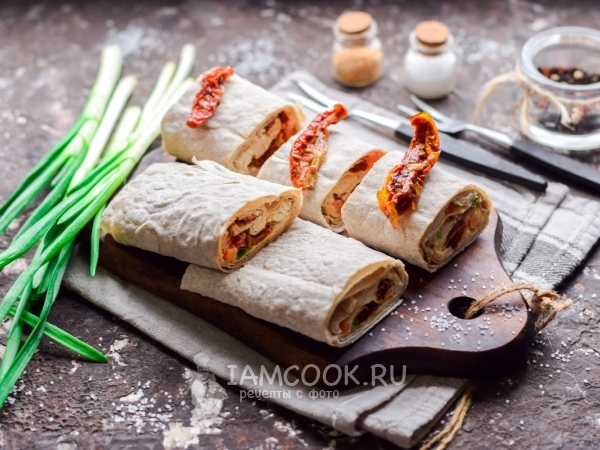 Рулет из лаваша с курицей и вялеными помидорами, рецепт с фото